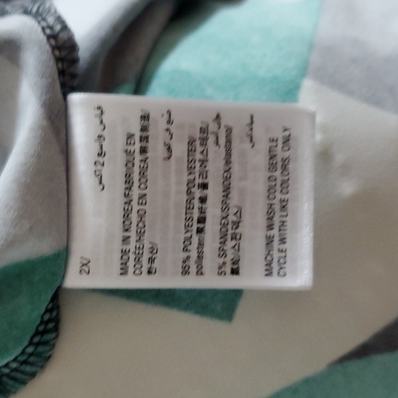 Tunic by ALFANI size 2X. Green, white, black geometric. - Picture 4 of 4